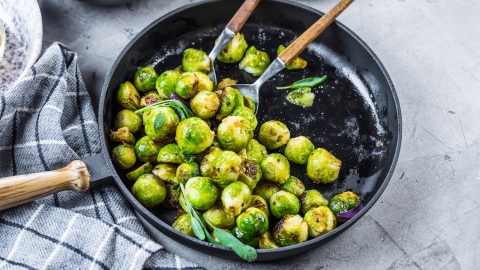 Pfanne mit gebratenen Kohlsprossen Bitterstoffe sind gesund, und schmecken auch gut, als Beispiel hier eine Pfanne mit gebratenen Kohlsprossen