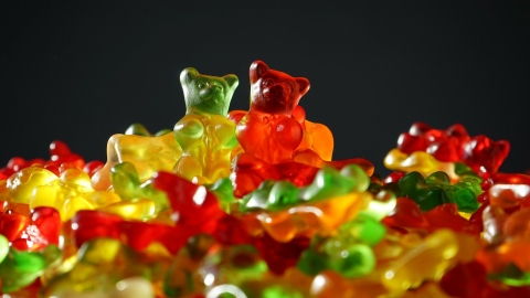 gummibärchen gummibärchen vor schwarzem hintergrund - abnehmen
